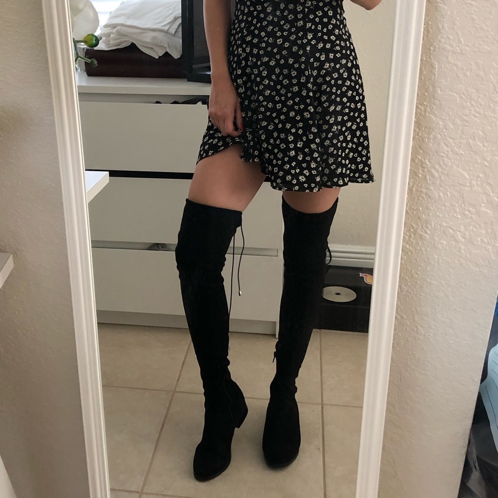 Black thigh high boots 👢 over the knee